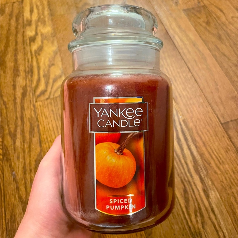 NWT - 22oz Yankee Candle - Spiced Pumpkin